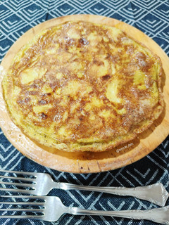 Una foto de Tortilla trufada de patata y cebolla