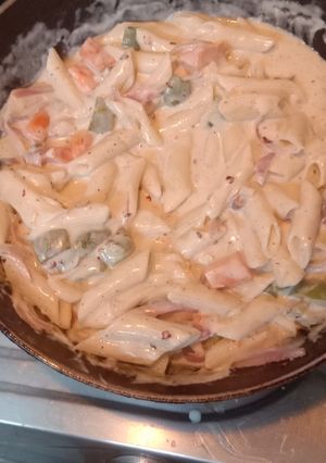A picture of White sauce pasta.