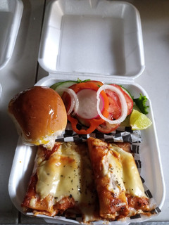 Una foto de Pasta canelones rellenos se pollo con queso en salsa bolognesa