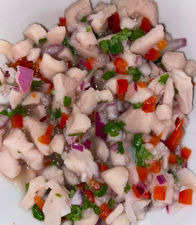 Una foto de Ceviche de pescado 🍋🧅🍣😋