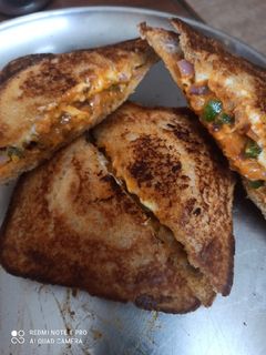 वेज चीज़ पिज़्ज़ा सैंडविच(veg cheese pizza sandwich recipe in hindi) रेसिपी मुख्य फोटो
