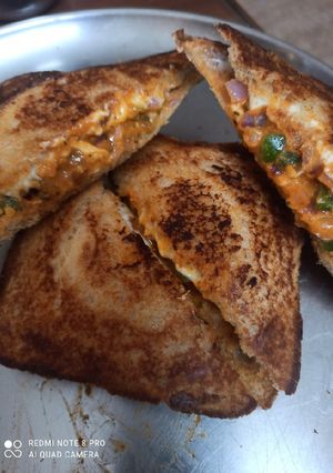 वेज चीज़ पिज़्ज़ा सैंडविच(veg cheese pizza sandwich recipe in hindi) रेसिपी मुख्य फोटो