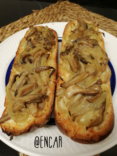Una foto de Tosta de setas, cebolla y queso