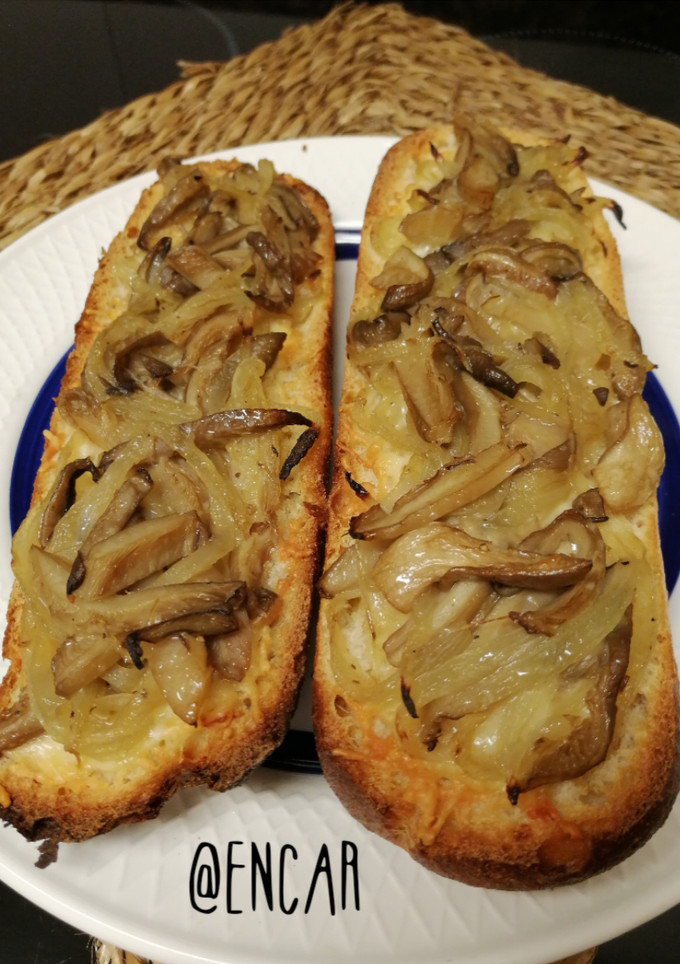 Una foto de Tosta de setas, cebolla y queso