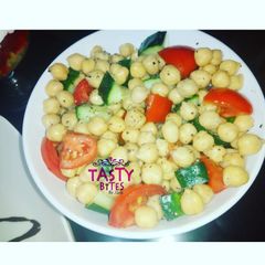A picture of Chickpeas salad.
