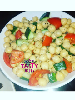 A picture of Chickpeas salad.