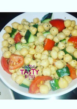 A picture of Chickpeas salad.