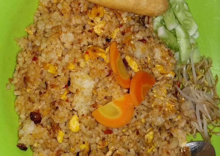 Langkah Mudah untuk Menyiapkan Nasi goreng terasi orek telur Anti Gagal