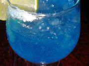 Una foto de bebidas curazao