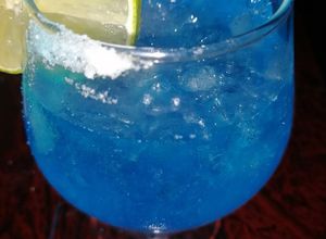 Una foto de Blue margarita (bebida)