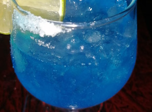Una foto de Blue margarita (bebida)
