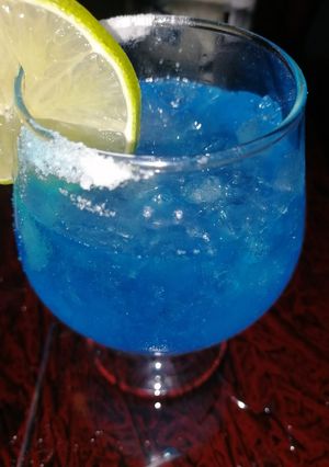 Una foto de Blue margarita (bebida)