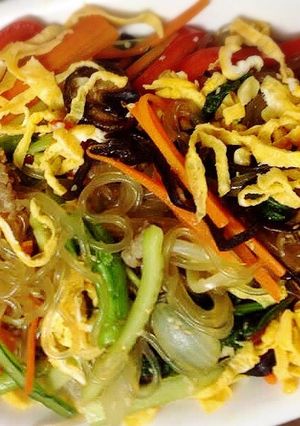Hình của món Miến xào Japchae Hàn Quốc.