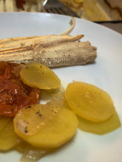 Una foto de Lenguados al horno con patatas