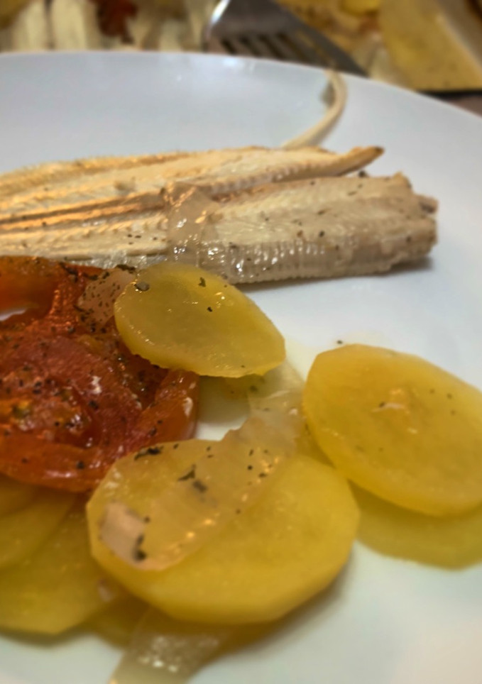 Una foto de Lenguados al horno con patatas
