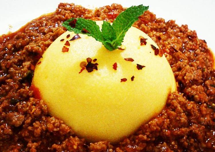 Polenta cremosa com molho de carne com coentro - Tudogosreceitas