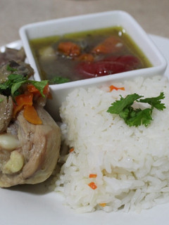 Una foto de Pollo al champiñón con arroz