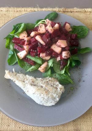 Une photo de Salade betterave - pomme- aiguillette poulet