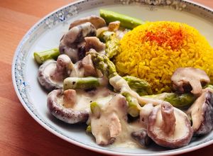 Une photo de 💚 Sauté de shiitakés et d’asperges à la crème fraîche (plat végétarien)