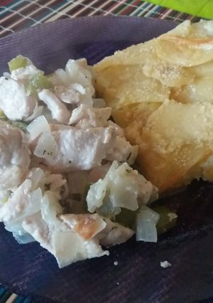 Una foto de Hojaldre de papas a la crema con pollo y verduras