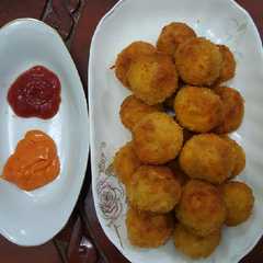 A picture of Bitterballen.