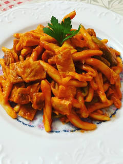 Una foto de Fusilli con pechuga de pollo fileteada y tortilla francesa