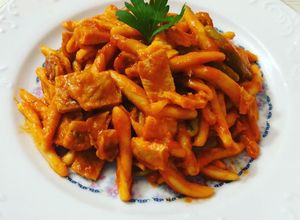 Foto principal de Fusilli con pechuga de pollo fileteada y tortilla francesa