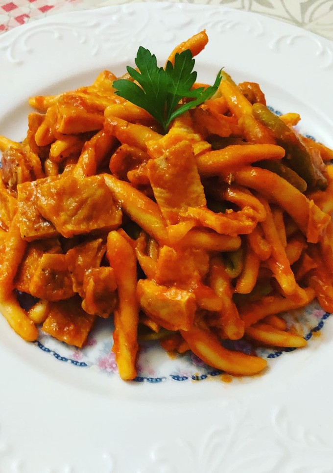 Una foto de Fusilli con pechuga de pollo fileteada y tortilla francesa