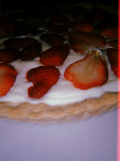 Una foto de Tarta de frutilla con dulce de leche y crema