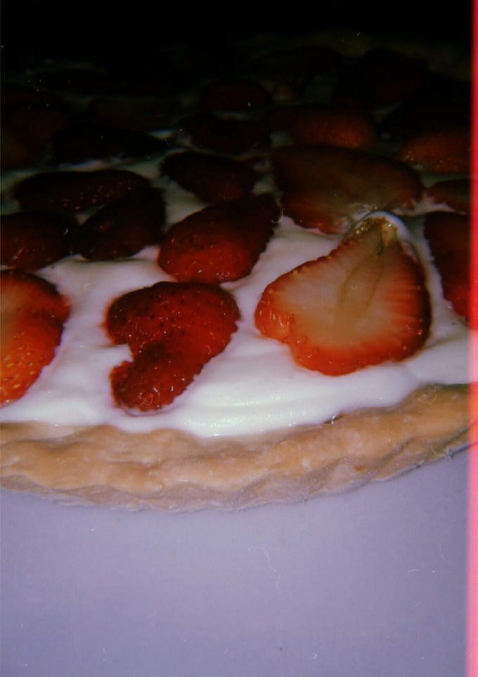 Una foto de Tarta de frutilla con dulce de leche y crema