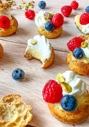 Une photo de Chou lemon curd et fruits rouges