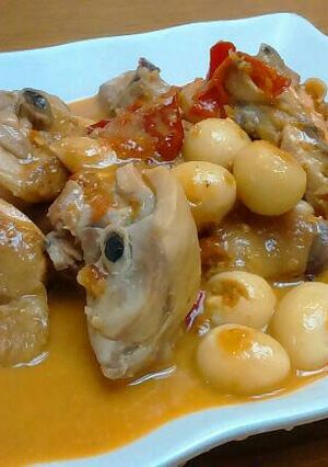 Foto resep Ayam dan telur puyuh lodho..TASTY