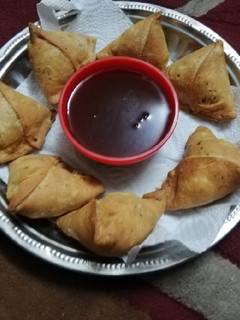 A picture of Punjabi samosa(Aloo/potato samosa).