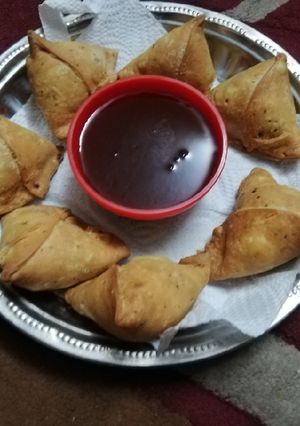 A picture of Punjabi samosa(Aloo/potato samosa).