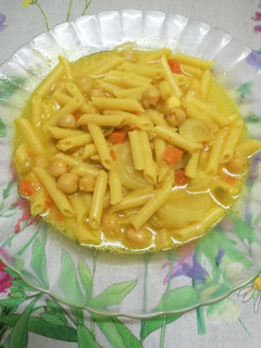 Una foto de 254. Sopa vegetariana de garbanzos y pasta al curry