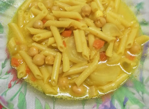 Una foto de 254. Sopa vegetariana de garbanzos y pasta al curry