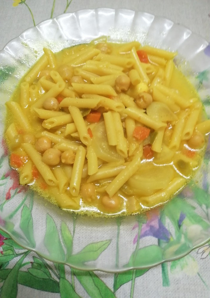Una foto de 254. Sopa vegetariana de garbanzos y pasta al curry