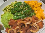 Una foto de poke con wakame