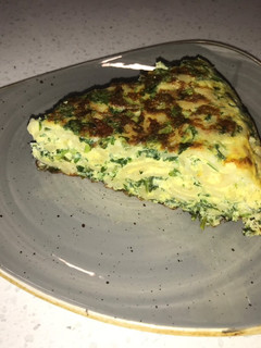 Una foto de Tortilla de perejil y fideos