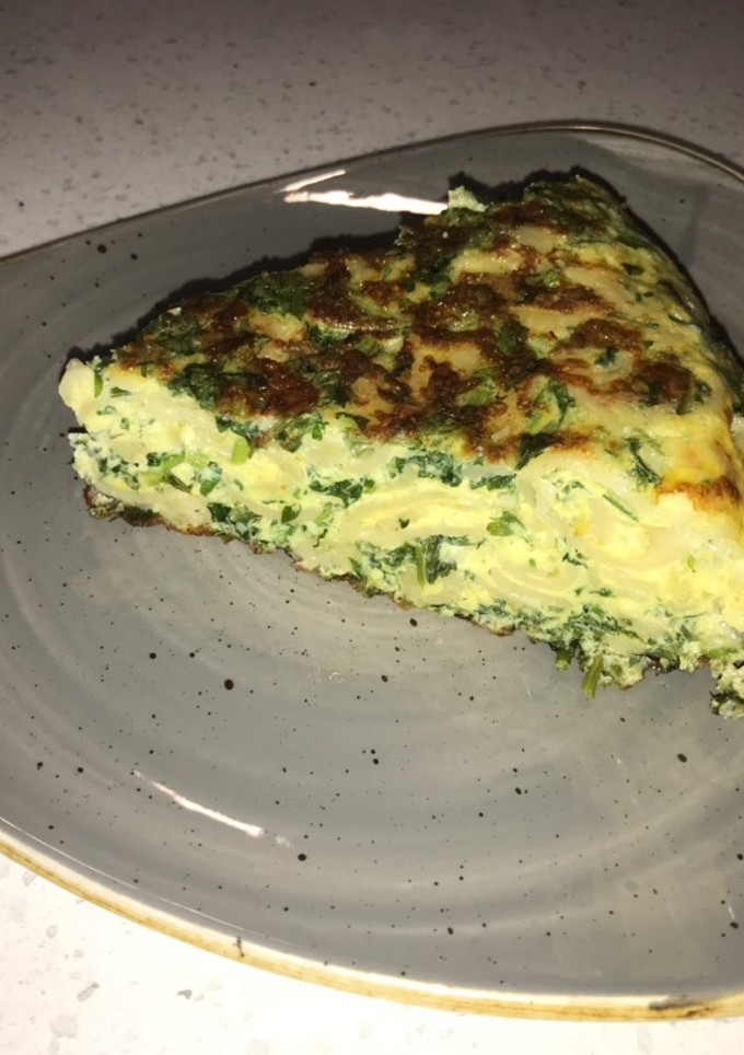 Una foto de Tortilla de perejil y fideos