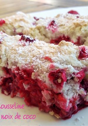 Une photo de Gâteau mousseline framboises et noix de coco 🥥