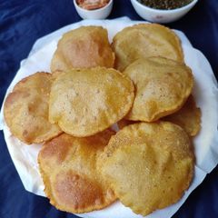 A picture of Makka Ki Poori.