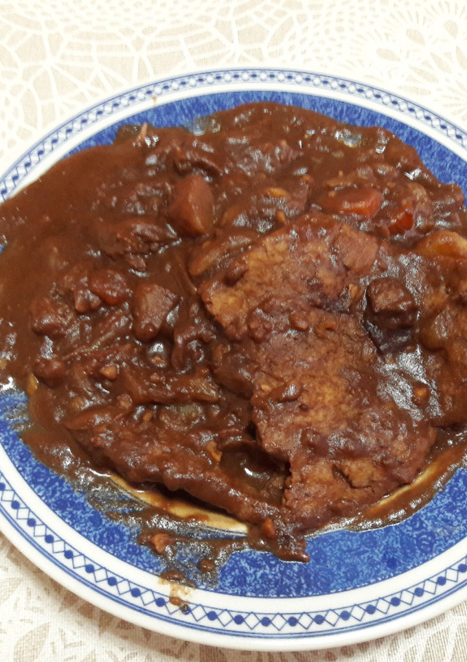 Una foto de Estofado de "pollo" al chocolate sin gluten y vegano 🍲 🍫