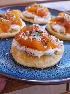 Una foto de Blinis con salmón marinado