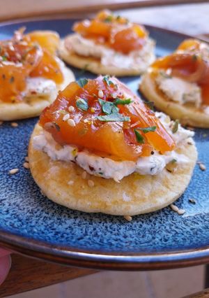 Una foto de Blinis con salmón marinado