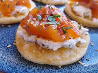Blinis con salmón marinado