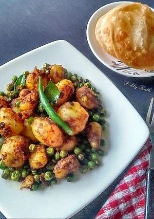 A picture of Spicy dry notun aloo matar (without onion and garlic).