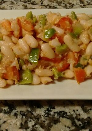Una foto de Ensalada de alubias blancas de bote. Fácil
