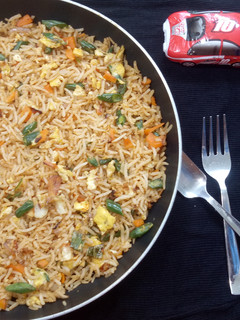 ரோட்டுக்கடை முட்டை ஃப்ரைடு ரைஸ் (Muttai fried rice recipe in tamil) செய்முறை முக்கிய புகைப்படம்