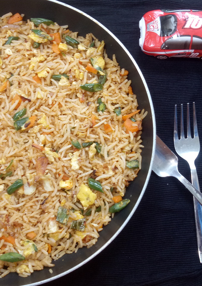 ரோட்டுக்கடை முட்டை ஃப்ரைடு ரைஸ் (Muttai fried rice recipe in tamil) செய்முறை முக்கிய புகைப்படம்
